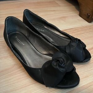 Peep toe flats with flower decoration